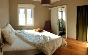 a bedroom with a bed and a window at Le JV 1 cayeux sur mer baie de somme 100m plage in Cayeux-sur-Mer
