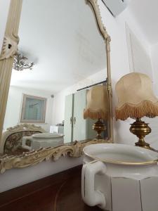 baño con espejo grande y lavabo en b&b RetrO'Conero, en Castelfidardo