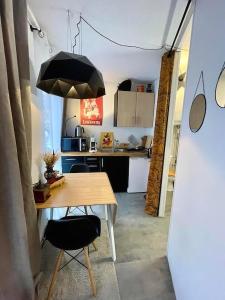 Kuchyňa alebo kuchynka v ubytovaní L'Abreuvoir - Mignon petit studio au coeur de la Krutenau