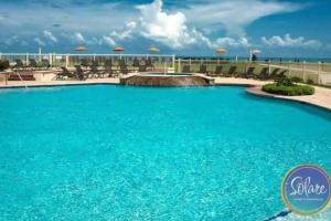 Πισίνα στο ή κοντά στο Luxury 6th Floor Beachfront Condo Amazing Views