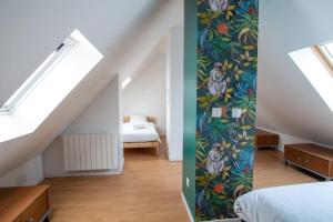 een slaapkamer en een kamer met een bed en een raam bij Le Molsheim - Grand appartement proche Musée dArt Moderne in Straatsburg