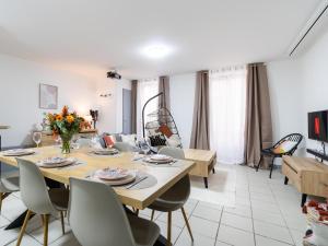 ヴィエンヌにあるLa Petite Histoireのテーブルと椅子のあるダイニングルーム +9枚の写真