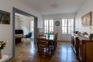 - une cuisine et une salle à manger avec une table et des chaises dans l'établissement 12 Rue du Vieil Hopital - Exceptionnel Charmant 3 pièces proche Cathédrale, à Strasbourg