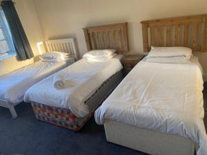 2 łóżka pojedyncze w pokoju z: w obiekcie The Cranley Hotel w mieście Cranleigh