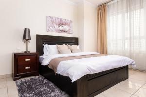 een slaapkamer met een groot bed en een raam bij Premium stay at the Marina Quays West in Dubai