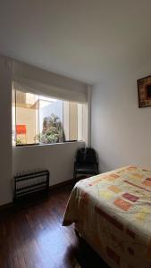 La Molina的住宿－Los Girasoles，一间卧室设有一张床和一个大窗户