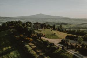 una vista aérea de una casa en las colinas en Rural Tuscany - Luxury Villa Monticelli, en Sarteano
