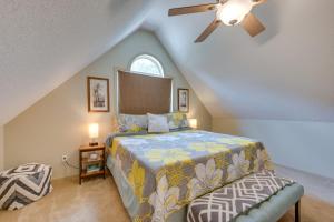 1 dormitorio con 1 cama y ventilador de techo en Luxe Lake Sinclair Living Private Dock and Beach! en Resseaus Crossroads