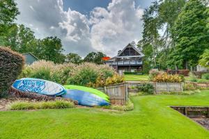 Zahrada ubytování Luxe Lake Sinclair Living Private Dock and Beach!