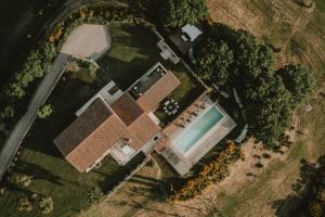 Una vista aérea de una casa con piscina. en Rural Tuscany - Luxury Villa Monticelli, en Sarteano