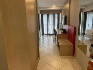 a hotel room with a desk and a room at Flat Barra da tijuca in Rio de Janeiro