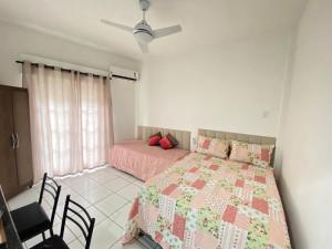 a bedroom with a bed and a ceiling fan at Apto Santos Gonzaga 50mtrs Praia in Santos