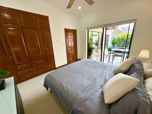Postel nebo postele na pokoji v ubytování View Talay Villas - Luxury, 1 Bedroom - private pool villa, 500m from Jomtien beach - VTV 171 + 23 fotografií