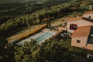 una vista aérea de una casa con piscina en Rural Tuscany - Luxury Villa Monticelli, en Sarteano