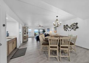 Un comedor y una cocina con mesa y sillas. en Amazing 6th floor beachfront condo wonderful views, en South Padre Island