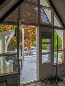 een open deur in een huis met een veranda bij Appartement Jacques Cartier in Saguenay