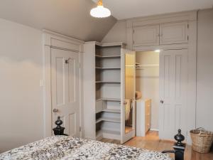 1 dormitorio con cama y armario en Appartement Jacques Cartier, en Saguenay