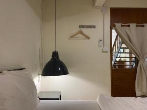 Ein Bett oder Betten in einem Zimmer der Unterkunft Boundary Hostel and Cafe
