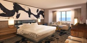 1 dormitorio con 1 cama y sala de estar en Caesars Atlantic City Hotel & Casino en Atlantic City