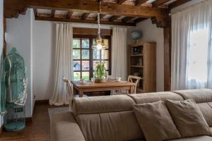 uma sala de estar com um sofá e uma mesa em Apartamentos Arcadia em Oreña