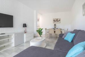 een woonkamer met een bank en een tv bij Apartamento Viveros Marbella in Marbella