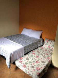 เตียงในห้องที่ Recanto dos Pássaros em Petrópolis