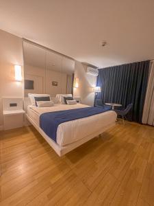 Postel nebo postele na pokoji v ubytování Batumi floor40