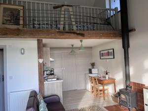 sala de estar y cocina con loft en Poachers Hut - Captivating 1-bed Cottage Shorwell, en Shorwell
