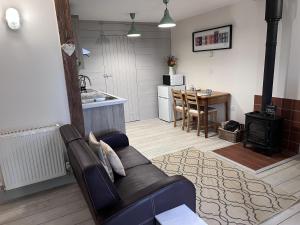 Köök või kööginurk majutusasutuses Poachers Hut 1-Bed Cottage Sleeps 2 Pet Friendly +16 fotot