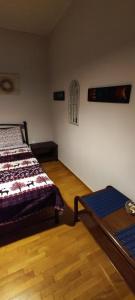 Ein Bett oder Betten in einem Zimmer der Unterkunft Quiet - Comfortable apartment 33sqm Pagrati Athens