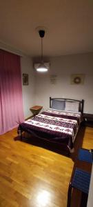 1 dormitorio con 1 cama grande en una habitación en Quiet - Comfortable apartment 33sqm Pagrati Athens, en Atenas