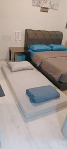 Un pat sau paturi într-o cameră la LW Suite at JQ Seaview 2BR High Floor & Wi-Fi
