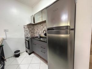 Una cocina o zona de cocina en Flat 233 Riviera de São Lourenço, Bertioga Amarílis 3 piscinas climatizadas, SKY 170 canais carregador veiculo elétrico, Apartamento Duplex inteiro, cozinha equipada completa, serviço de praia final semana, limpeza e trocas diária de toalhas,