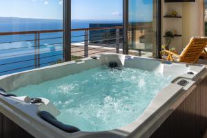 eine Whirlpool-Badewanne auf dem Balkon in der Unterkunft Luxury Villa La Mirada in Omiš + 67 Fotos