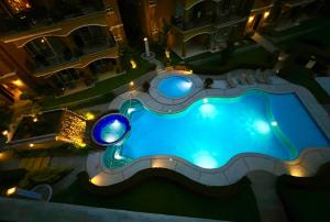 an overhead view of a swimming pool at night at Spacious Penthouse with pool & Jungle Views in La Mona