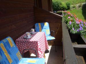 a table and two chairs with a red and white table cloth at Haus Brigitte - Preise inclusive Pitztal Sommer Card in Jerzens