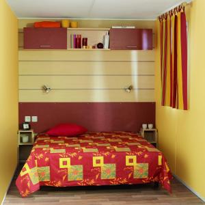 camping nature le Valenty mobil-home-Dordogne panoramique clim piscine客房内的一张或多张床位