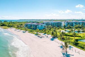 een luchtzicht op het strand van het resort bij MAREAZUL Beachfront Apartment 2BR Private Pool Casa Áncora in Playa del Carmen