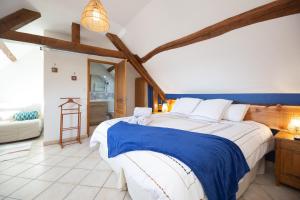Le Sarcinoé في Sergines: غرفة نوم كبيرة مع سرير كبير في غرفة