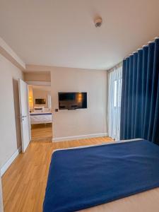 Postel nebo postele na pokoji v ubytování Batumi floor40
