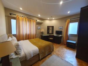 Una cama o camas en una habitación de The Cosy Hotel in Zamalek