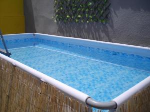 una gran piscina con agua azul. en Hostal Imperial, en Mérida