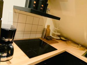 a kitchen counter with a coffeemaker and a coffee maker at Mihr's rustplek in de Abdij van Bornem in Bornem