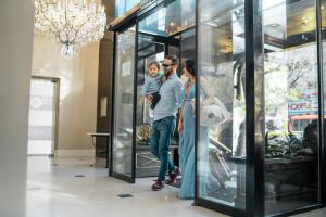 a family looking at a store window at Amérian Executive Córdoba Hotel in Córdoba