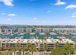 Marina appartement with beach view في لوس أنجلوس: اطلالة جوية على مرسى مع قوارب