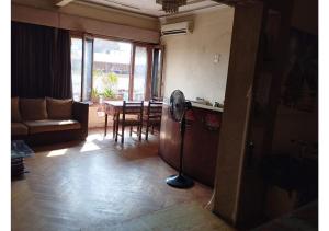 a living room with a fan in a room with a table at Downtown City Hotel in Cairo