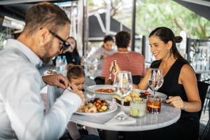 a man and woman sitting at a table eating food at Amérian Córdoba Park Hotel in Córdoba +27 photos