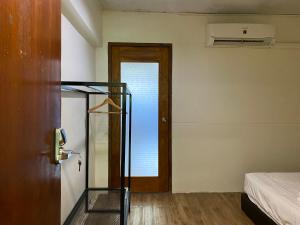 Ein Bett oder Betten in einem Zimmer der Unterkunft Boundary Hostel and Cafe