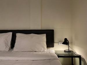 Ein Bett oder Betten in einem Zimmer der Unterkunft Boundary Hostel and Cafe