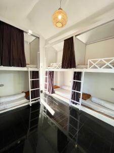 DalungにあるThe Commotion Cangguの複数の二段ベッド(鏡付)が備わる客室です。